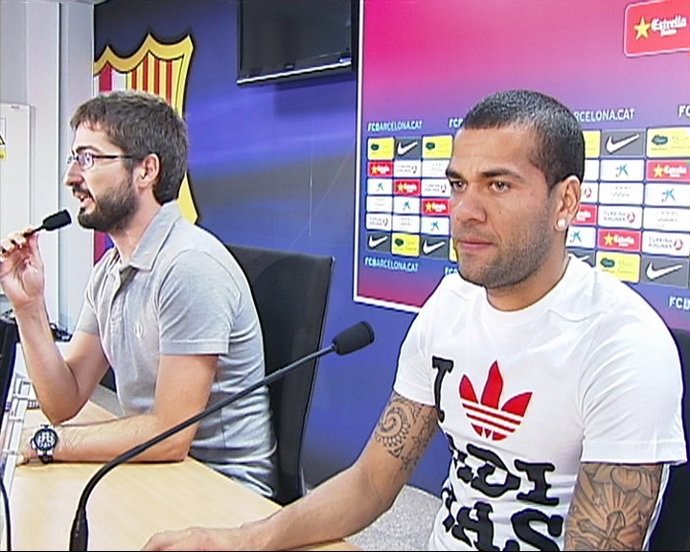 Rueda De Prensa De Dani Alves En Barcelona