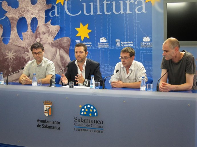 El Concejal De Cultura Acompañado De Las Compañías Participantes En El Festival