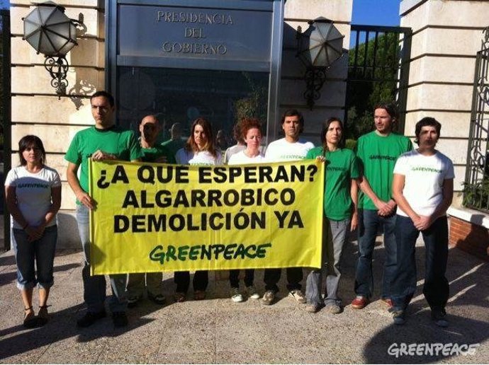 Miembros De Greenpeace, En Moncloa