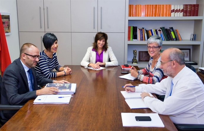 La Consejera Elena Torres Y Los Responsables De ANFAS.