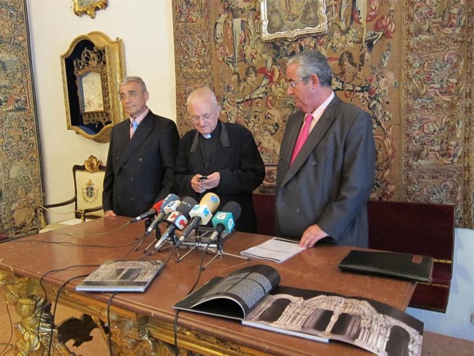 Félix Carbó Presenta Su Libro Con El Deán De La Catedral Y Guillermo Brea