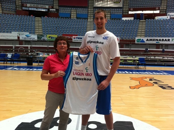 Presentación Del Pívot Peter Lorant