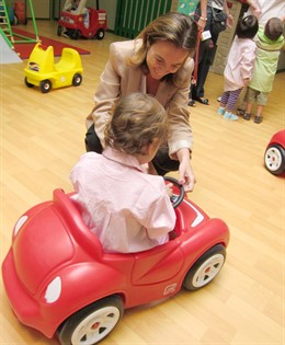 Cuca Gamarra Con Una Niña De La Guardería En El Primer Día De Clase