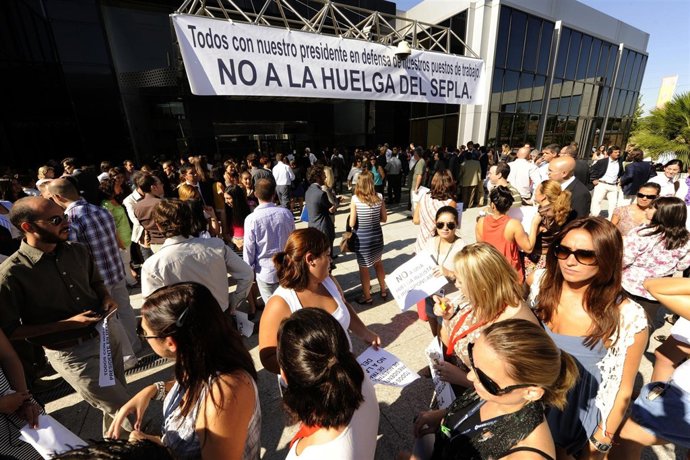 Trabajadores Concentrados En La Sede De Globalia 