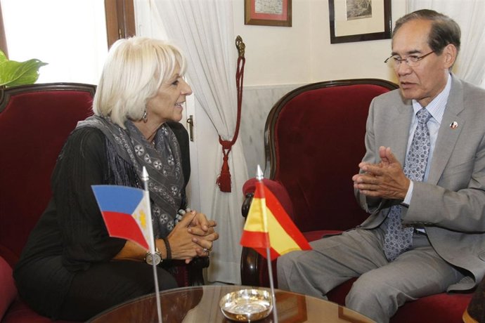 La Alcaldesa De Cádiz, Teófila Martínez, Se Reúne Con El Cónsul De Filipinas