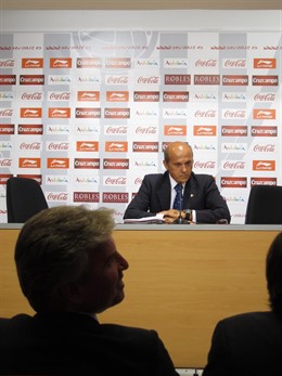 Del Nido, En La Rueda De Prensa, Con El Presidente Del Betis En Primer Plano 