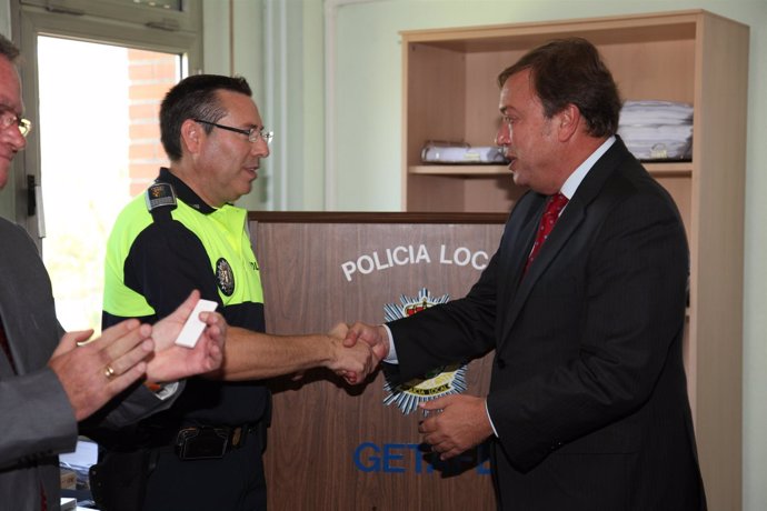 Juan Soler Saluda Al Nuevo Jefe De Policía