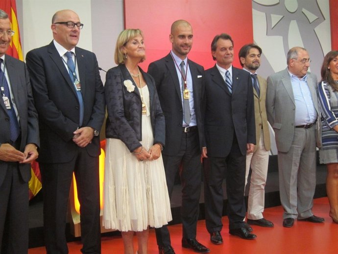 Pep Guardiola, En El Centro De La Imagen, Recibe La Medalla Del Parlament