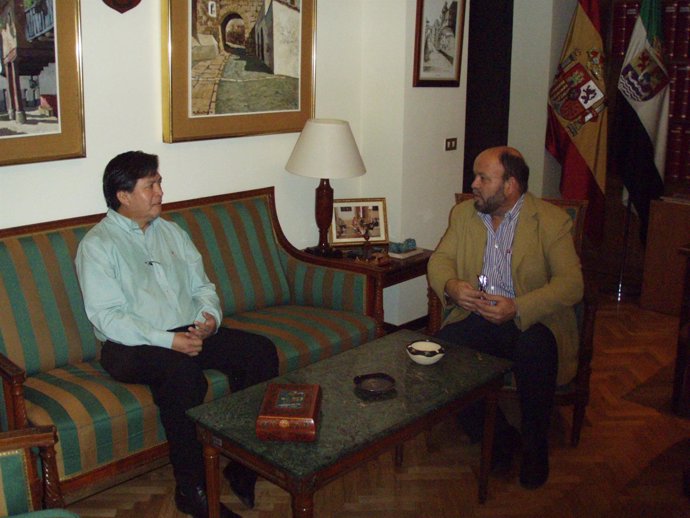 NP Y FOTOGRAFÍAS: El Subdelegado Recibe Al Cónsul De Bolivia En Sevilla