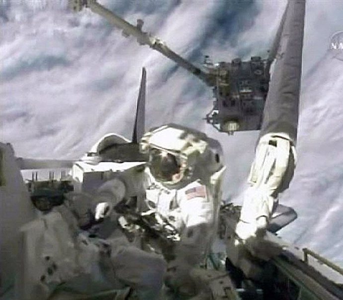 Comienza el primer paseo espacial de los astronautas del Endeavour
