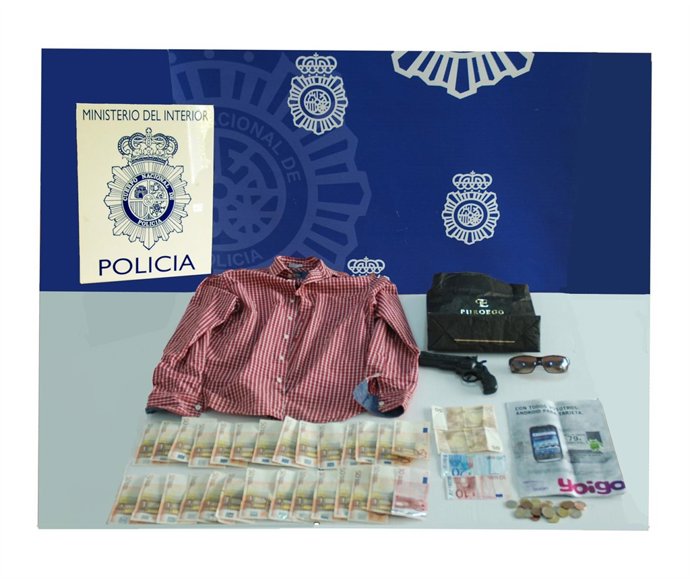 Enseres Intervenidos Tras El Atraco A Una Sucursal Bancaria En Huelva.