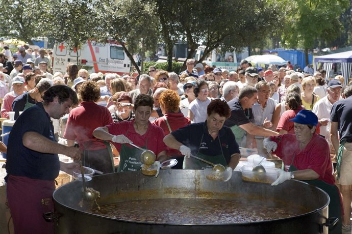 Reparto Del Tradicional Cocido En La Punta De Parayas
