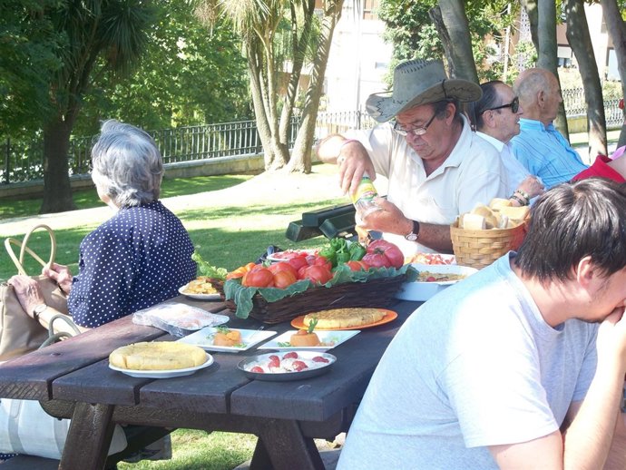 Hortelanos Preparando Los Platos De Verdura De Los Huertos Sotenibles