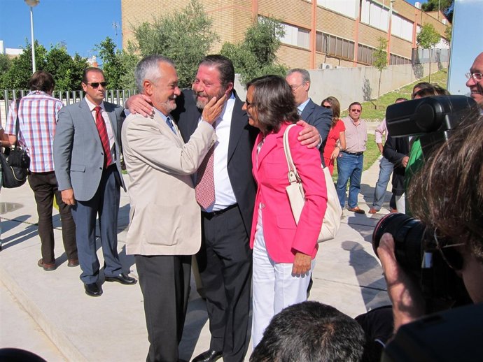 Griñán Abraza Al Alcalde De Montoro Ante Aguilar