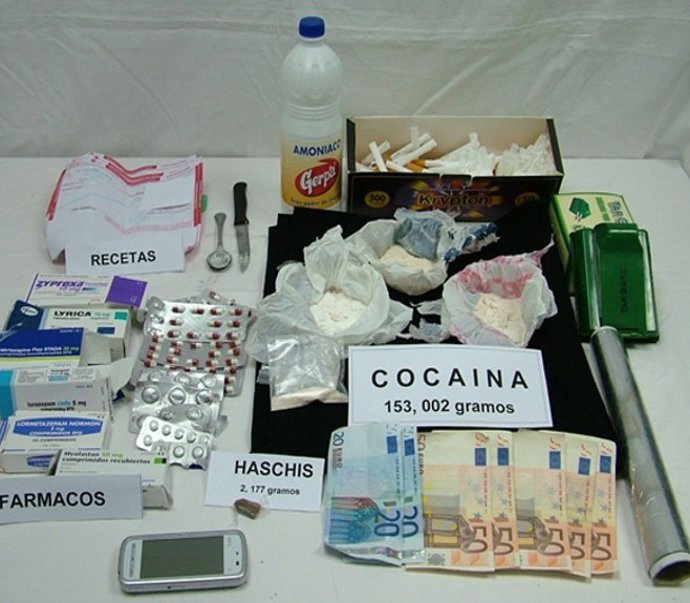 Droga Y Otros Utensilios Intervenidos Al Detenido Por La Policía