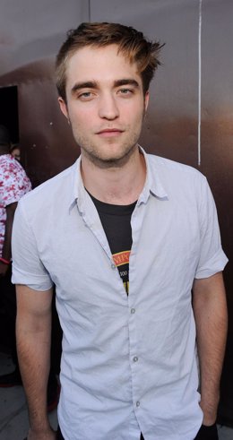 Actor Robert Pattinson Attends The 2011 Teen Choice Awards At Gibson Universal A