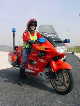 Agente De La Policía Foral En Su Motocicleta.