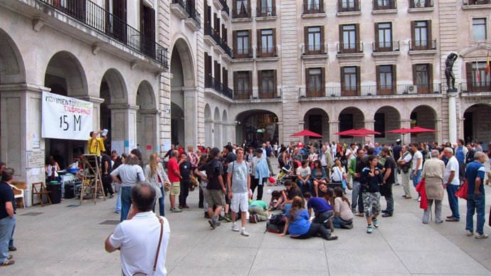 Miembros 15M En La Plaza Porticada