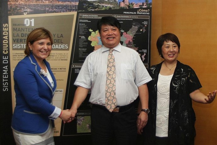 La Consellera Con La Delegación 