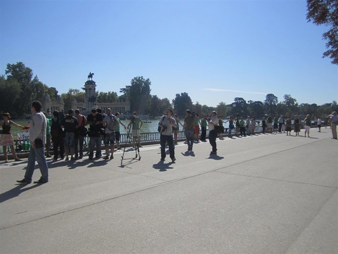 Unos 60 Profesores Se Concentran En El Retiro Contra Los Recortes Educativos