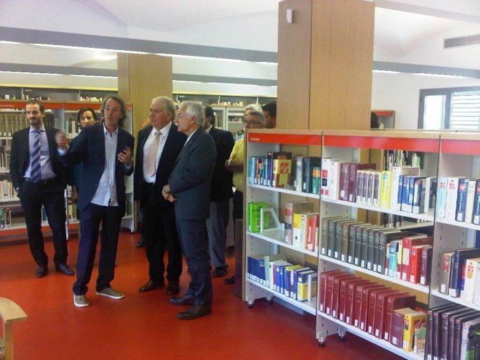 El Conseller Mascarell En La Biblioteca De Llagostera