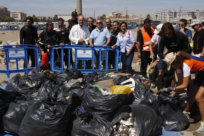 El Alcalde De Málaga En La Limpieza De Los Fondos Marinos