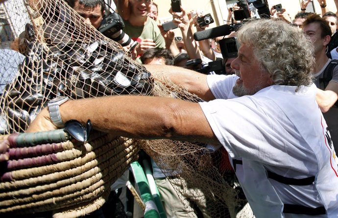 El Cómico Beppe Grillo Arroja Conchas De Mejillones En El Parlamento Italiano