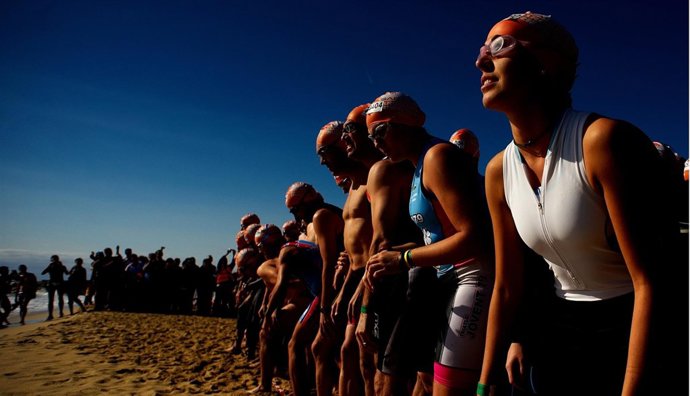 Nadadores En La Playa