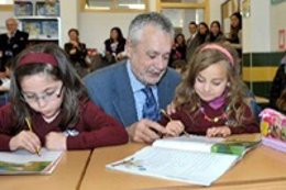 El Presidente De La Junta, José Antonio Griñán, De Visita En Un Colegio