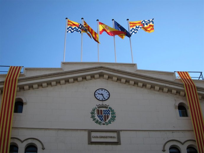 Banderas En El Ayuntamiento De Badalona Durante La Diada De Catalunya