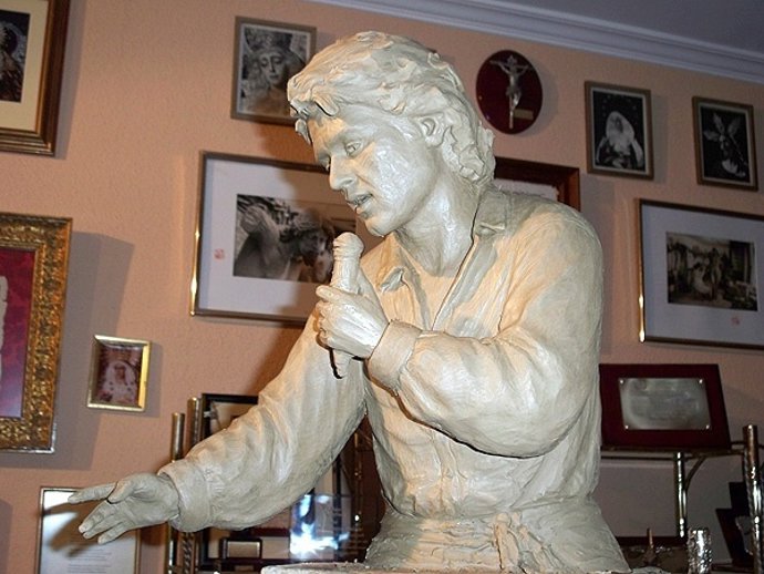 Boceto De La Estatua De Raphael Que Se Instalará En Linares.