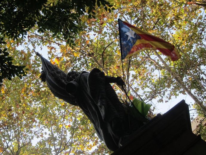 Monumento A Rafael Casanova Durante La Diada De Catalunya
