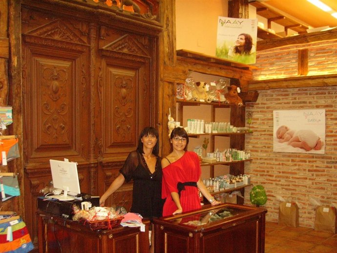 Las Hermanas Timo En Su Tienda
