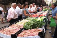 Multitud de personas acuden a comprar y observar los productos de calidad de La Rioja, en la calle Portales