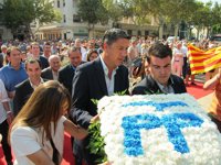 La oposición se une contra Albiol y hace una ofrenda floral conjunta