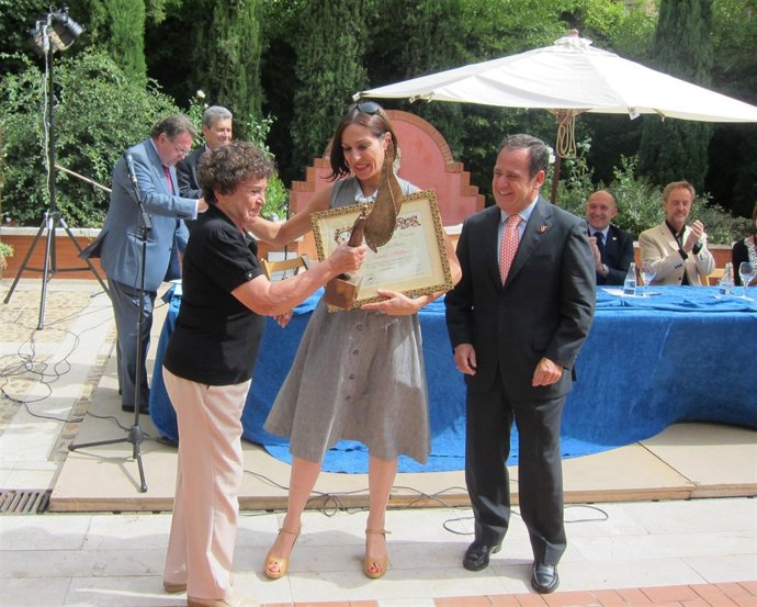 Millán Recibe El Premio De Amigos Del Teatro En Valladolid