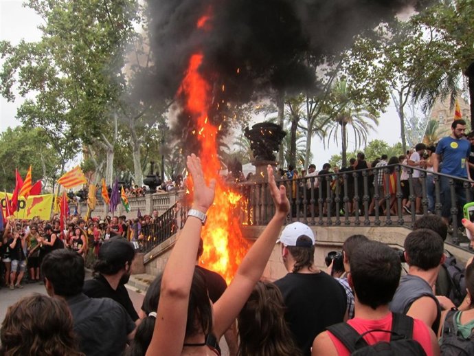 Encapuchados Queman Una Bandera Española Durante La Diada