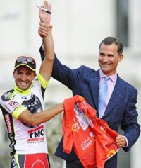 Ciclismo/Vuelta.- El Príncipe de Asturias hace entrega del trofeo a Juan José Cobo en el podio de Madrid