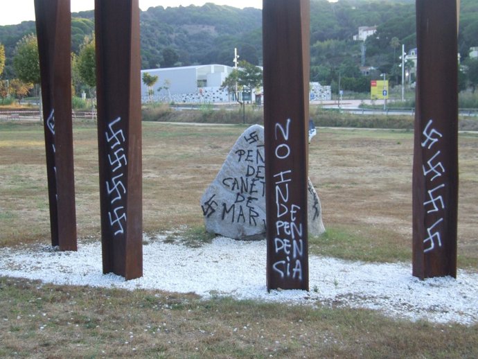 Agresión En El Monumento Por La Independencia De Arenys De Munt (Barcelona)
