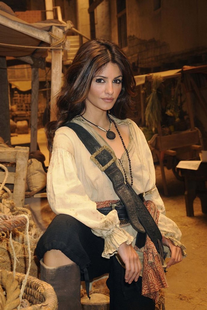 La actriz Mónica Cruz vestida de pirata en Águila Roja