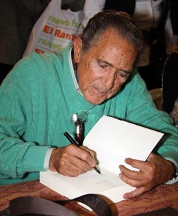 Antonio Gala Firmando Un Libro
