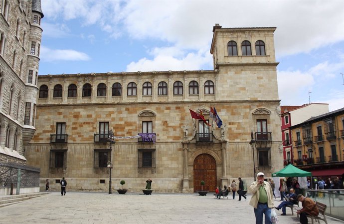 En La Imagen, Fachada Del Palacio De Los Guzmanes, Sede De La Diputación De León