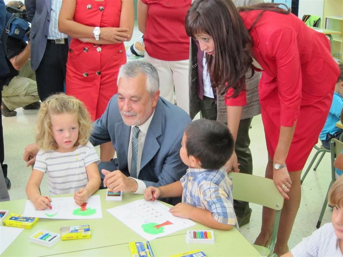 Griñán Y La Alcaldesa De Luque Con Dos Pequeños Alumnos
