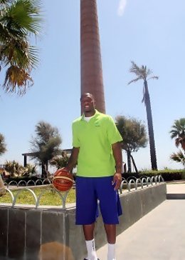 El Base EJ Rowland Posa Con Un Balón En Málaga