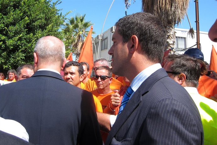 Manuel Chaves Atiende A Los Trabajadores De Visteon