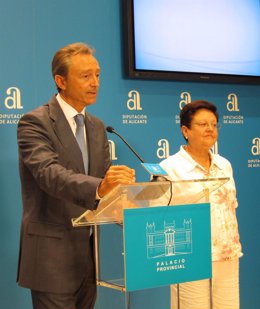 La Presidenta De La Diputación, Luisa Pastor, Junto Al Presidente De Coepa