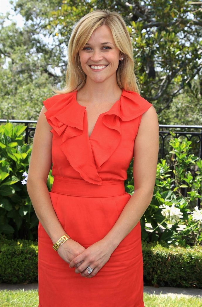 Reese Witherspoon Posando Con Un Vestido Naranja