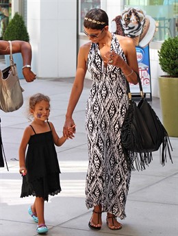 La Actriz Halle Berry Pasea Con Su Hija Nahla Aubry