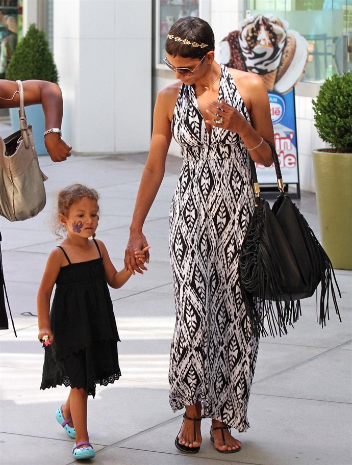 La Actriz Halle Berry Pasea Con Su Hija Nahla Aubry