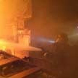 Bomberos Controlando Un Incendio